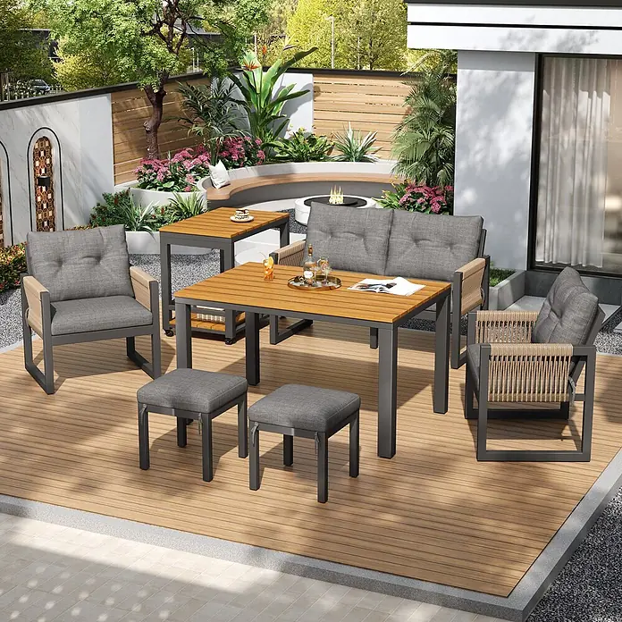 SONNENH Gartenmöbel-Set - 6 -tlg., Eisen, Polyester, Schaumstoff, Holz, Kunststoff, Grau/Natur - Modernes Outdoor-Essset mit Holzoptik-Tischen, dunkelgrauen Gestellen und grauen Polsterstühlen auf einer Gartenterrasse.