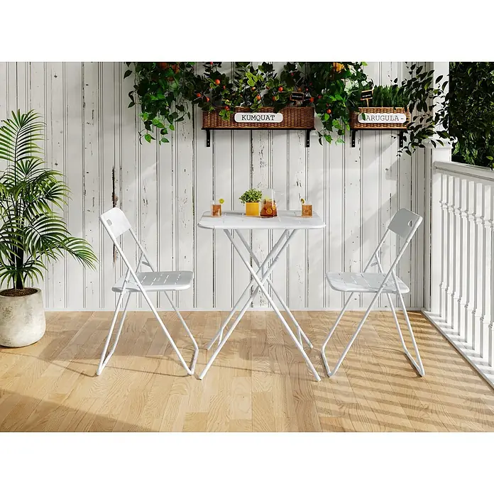 SONNENH Balkonmöbel-Set - 3 -tlg., Stahl, Klappbar, Weiß - Weißer klappbarer Bistrotisch mit zwei passenden Stühlen auf einem Holzbalkonboden, bereit für den Außenbereich.