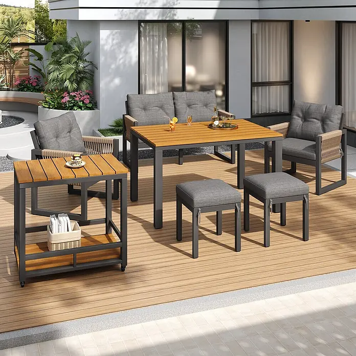 SONNENH Gartenmöbel-Set - 6 -tlg., Eisen, Polyester, Schaumstoff, Holz, Kunststoff, Grau/Natur - Outdoor-Terrassen-Essgruppe: Holz- & Metalltisch, Sofa, Sessel, Hocker, Roll-Beistelltisch mit grauen Kissen auf einer Terrasse.