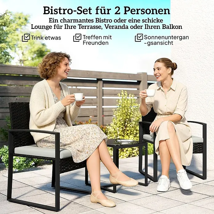 SONNENH Balkonmöbel-Set - 3 -tlg., Stahl, Cremeweiß/Grau - Schwarzes Bistrotisch-Set aus Korbgeflecht und Metall mit zwei Stühlen und Glasplatte, auf einer Terrasse verwendet.