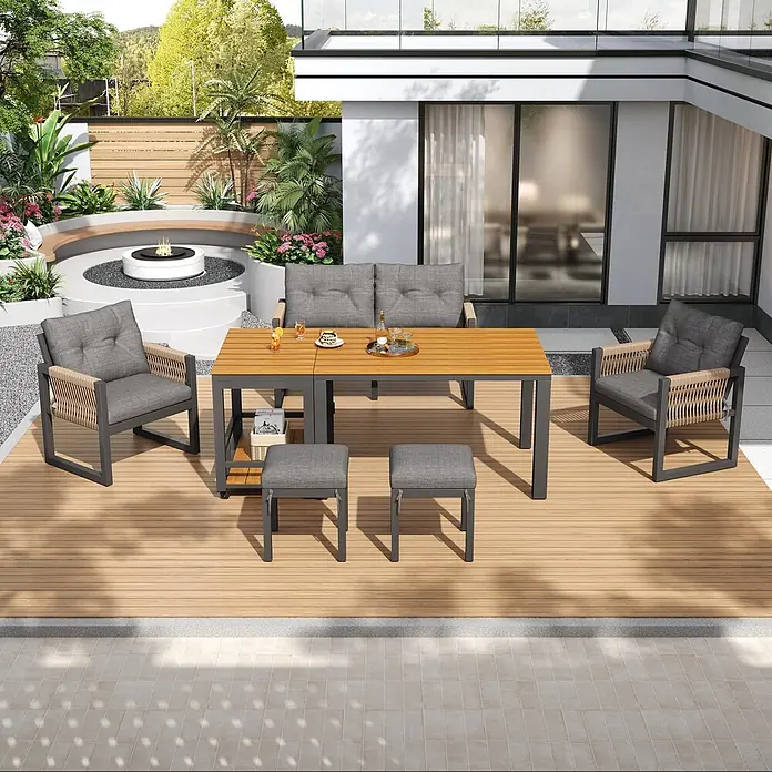 SONNENH Gartenmöbel-Set - 6 -tlg., Eisen, Polyester, Schaumstoff, Holz, Kunststoff, Grau/Natur - Stilvolle Outdoor-Essgruppe mit Holztisch, zwei Stühlen, einer Bank und zwei Hockern, alle mit dunkelgrauen Rahmen und grauen Kissen auf Holzterrasse.