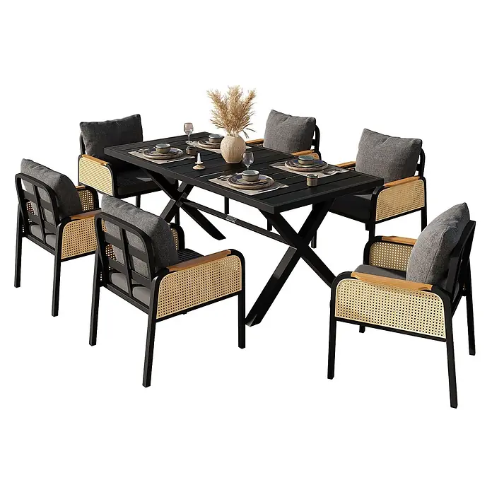 SONNENH Gartenmöbel-Set - 6 -tlg., Eisen, Polyester, Schwarz/Natur - Schwarze Gartengarnitur: Tisch mit X-Beinen und 6 Stühlen mit Rattan-Details, Holzarmlehnen und grauen Kissen, zum Essen gedeckt.
