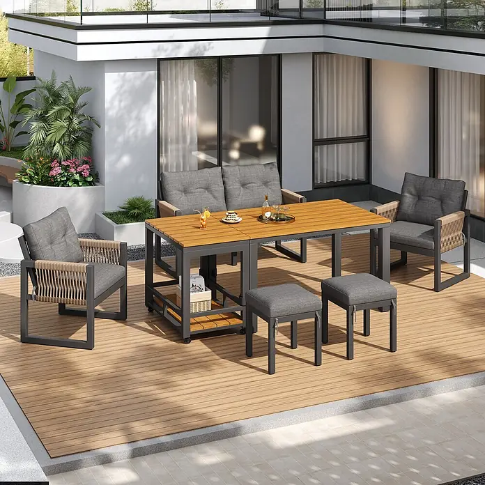 SONNENH Gartenmöbel-Set - 6 -tlg., Eisen, Polyester, Schaumstoff, Holz, Kunststoff, Grau/Natur - Modernes Outdoor-Essset mit Holztisch, dunkelgrauen Metallstühlen mit geflochtenen Akzenten und grauen Kissen auf einer Terrasse.