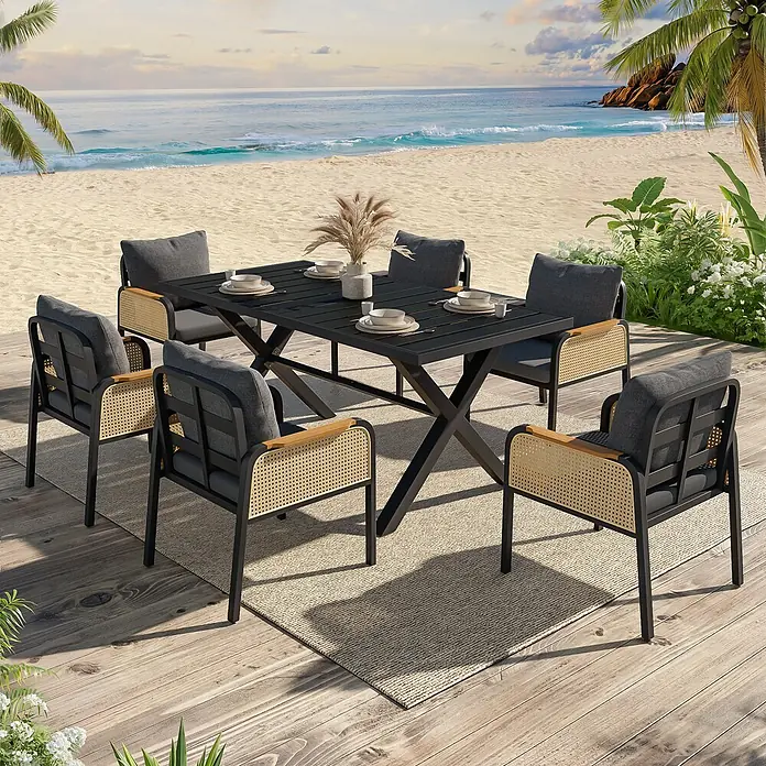 SONNENH Gartenmöbel-Set - 6 -tlg., Eisen, Polyester, Schwarz/Natur - Schwarzes Outdoor-Esszimmer-Set mit sechs Stühlen, grauen Kissen und natürlichen Korbakzenten, auf einer Holzterrasse am Strand.