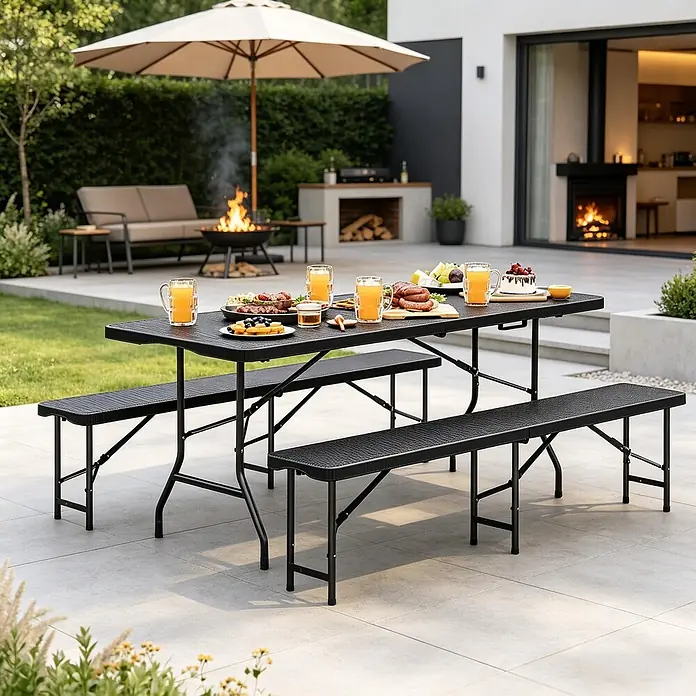 SONNENH Bierzeltgarnitur - 3 -tlg., HDPE, Metall, Klappbar, Schwarz - Schwarzes Klapp-Picknicktisch-Set mit zwei Bänken, draußen auf einer Terrasse mit Essen und Getränken, bereit für eine Feier.