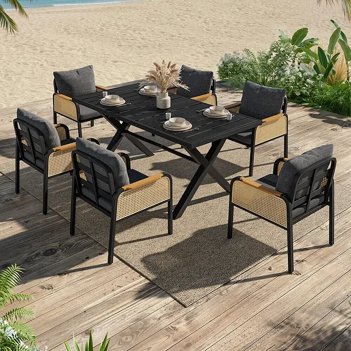SONNENH Gartenmöbel-Set - 6 -tlg., Eisen, Polyester, Schwarz/Natur - Outdoor-Essgruppe mit schwarzem Tisch und sechs Stühlen mit grauen Kissen und natürlichen Rattan-Akzenten auf einer Holzterrasse.