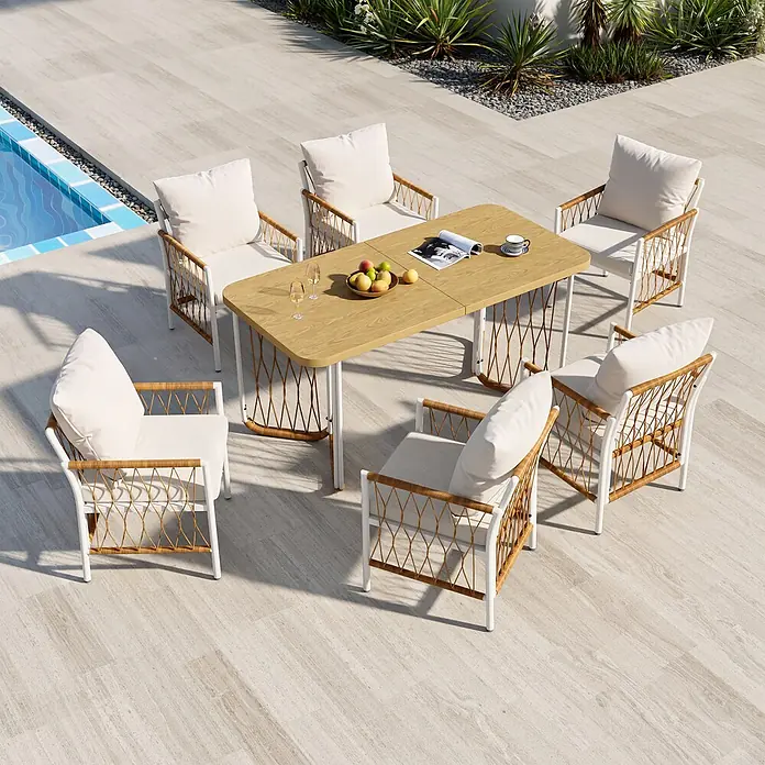 SONNENH Gartenmöbel-Set - 7 -tlg., Eisen, Polyester, Beige/Braun/Natur - Outdoor-Essgruppe mit hellem Holztisch, weißen Stühlen mit cremefarbenen Kissen und Rattan-Details, am Pool platziert.