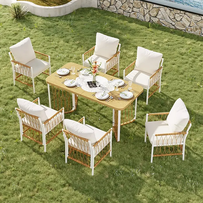 SONNENH Gartenmöbel-Set - 7 -tlg., Eisen, Polyester, Beige/Braun/Natur - Eine Outdoor-Essgruppe mit Holztisch und sechs weißen Stühlen mit geflochtenen Korbflecht-Details und weißen Kissen.