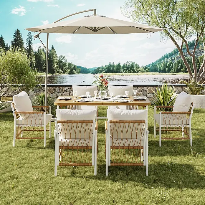 SONNENH Gartenmöbel-Set - 7 -tlg., Eisen, Polyester, Beige/Braun/Natur - Outdoor-Essgruppe: Holztisch, 6 Stühle mit weißen Gestellen, Rattan, hellen Polstern und beigem Schirm am Flussufer.