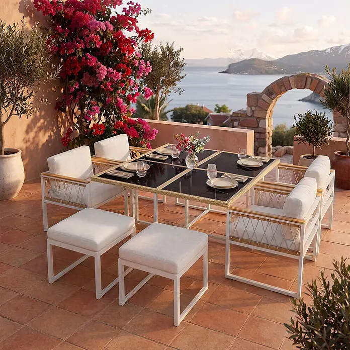 SONNENH Gartenmöbel-Set - 7 -tlg., Schaumstoff, Metall, Rattan, Textil, Natur/Weiß - Eine Outdoor-Essgruppe mit weißen Gestellen, hellen Polstern und dunkler Tischplatte auf einer gefliesten Terrasse mit Meer- und Bergblick.