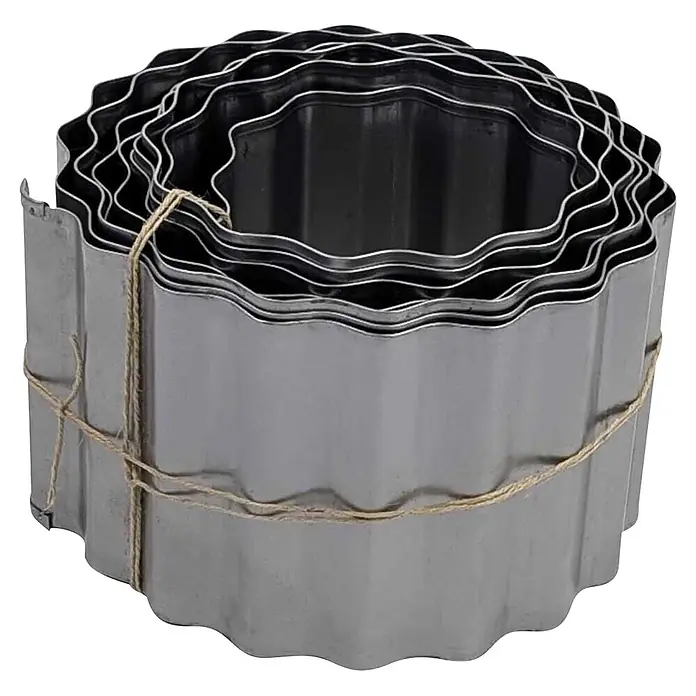 Bellissa Rasenkante Welle Corten - 500 x 14 cm, Rost, Metall - Ein Satz silberfarbener Wellenrand-Ausstechformen aus Metall, ineinander geschachtelt und mit Bindfaden zusammengebunden.