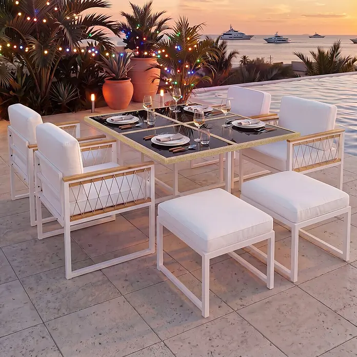 SONNENH Gartenmöbel-Set - 7 -tlg., Schaumstoff, Metall, Rattan, Textil, Natur/Weiß - Weiße Outdoor-Essgruppe mit Holzdetails und weißen Kissen, einem geflochtenen Tischrand, auf einer Terrasse.