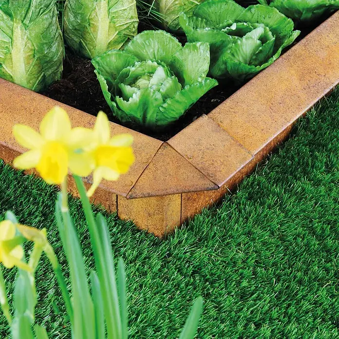 Bellissa Schneckenblech Eckteil - Cortenstahl, 7 x 7 x 20 cm - Eckbegrenzung aus Cortenstahl für Gartenbeete, trennt Pflanzenbereich mit Salat von Kunstrasen.