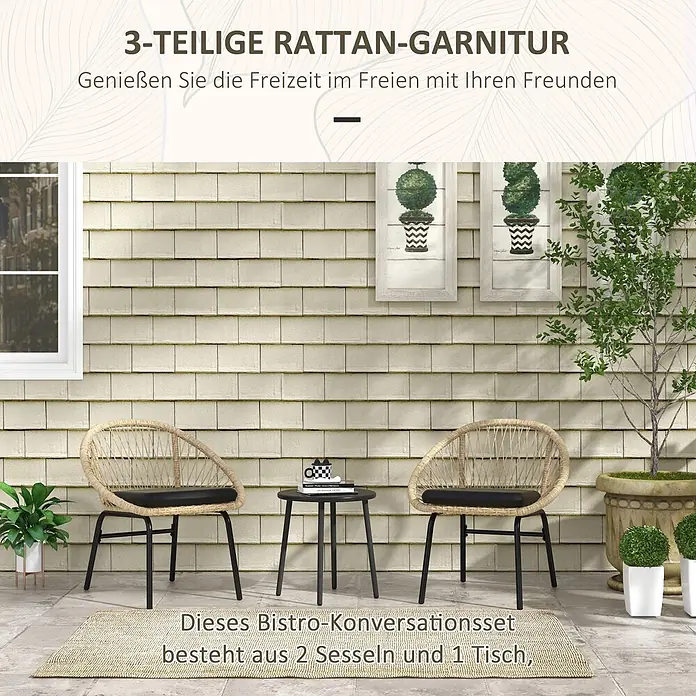 SONNENH Balkonmöbel-Set - 3 -tlg., Rattan, Gelb - Ein 3-teiliges Rattan-Bistro-Set mit zwei naturfarbenen Stühlen, schwarzen Kissen und einem schwarzen runden Tisch für den Außenbereich.