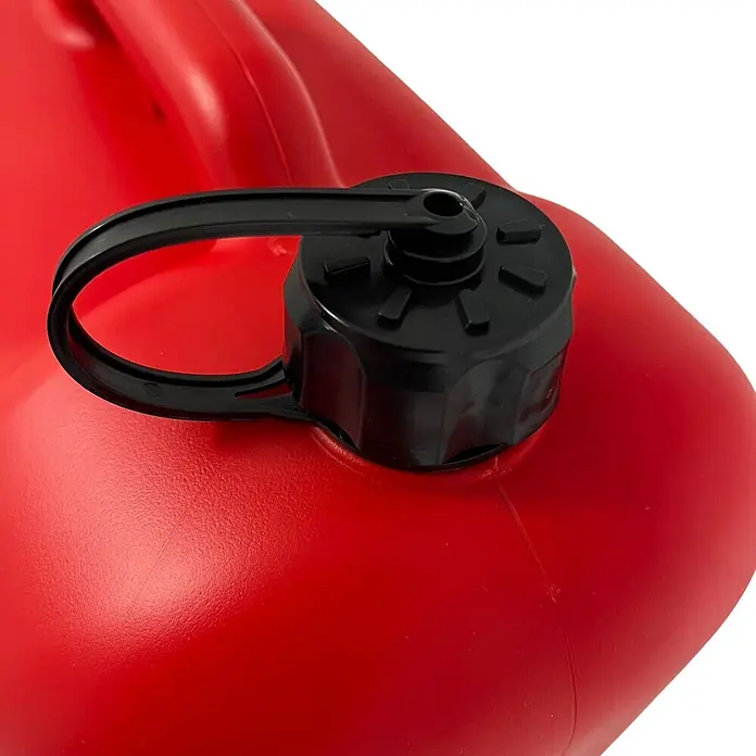 Plastard Benzinkanister für Rasenmäher 2er-Set (2 x 5 Liter) – UN-Zulassung für Benzin, Diesel, AdBlue & Wasser - 5 l, Kunststoff - Roter Kunststoff-Benzinkanister mit schwarzem Schraubverschluss. Der Deckel hat einen Griff und eine geriffelte Oberfläche.