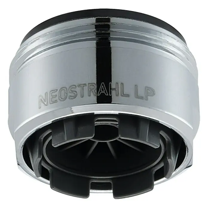 Profi Depot Strahlregler Neostrahl - M24, 6 Stk. - Nahaufnahme eines Neostrahl LP Wasserhahnreglers aus Chrom mit schwarzem Einsatz, der für gleichmäßigen Wasserfluss sorgt.