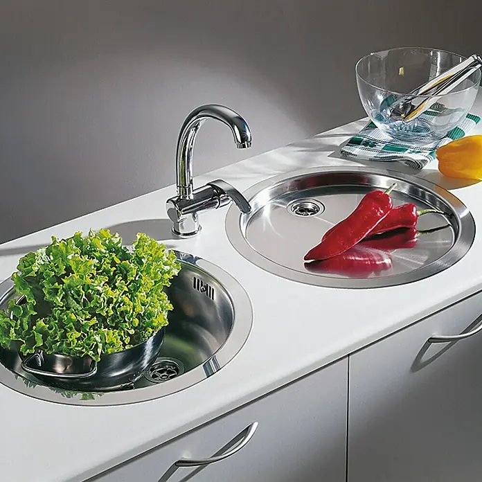 Admiral Einbauspüle CR - Durchmesser: 45 cm, Edelstahl, Glatt, Rund - Eine moderne Küche mit Doppelspüle, Salat und Paprika, die eine praktische und stilvolle Küchenlösung zeigt.