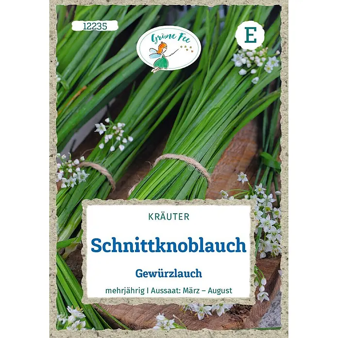 Grüne Fee Schnittknoblauch Gewürzlauch -  - Bündel frischen grünen Schnittknoblauchs mit kleinen weißen Blüten, Teil eines 'Grüne Fee' Kräuterproduktetiketts.
