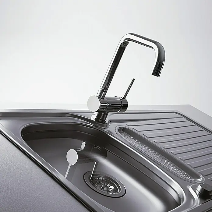 Admiral Einbauspüle Aurora - 100 x 50 cm, Edelstahl, Anzahl Becken: 1 Stk. - Nahaufnahme einer glänzenden Edelstahlspüle mit modernem Wasserhahn. Das Design ist minimalistisch und funktional.