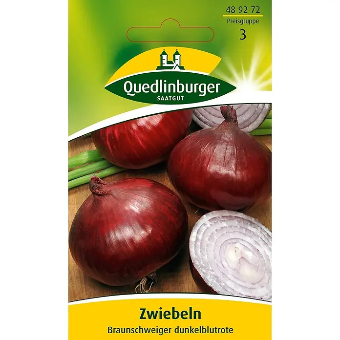 Quedlinburger SAATGUT Gemüsesamen Zwiebel - Allium cepa, Erntezeit: September - Mehrere ganze und geschnittene rote Zwiebeln, die ihre leuchtend rote Schale und geschichtetes weiß-lila Inneres zeigen.
