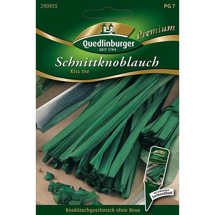 Quedlinburger SAATGUT Kräutersamen Schnittknoblauch - Allium tuberosum, Saatzeit: März, Erntezeit: Juli - Grüne Samenpackung für Quedlinburger Schnittknoblauch „Kiss me“, zeigt frischen Schnittknoblauch und ein Messer auf Holzbrett. „Knoblauchgeschmack ohne Reue.“