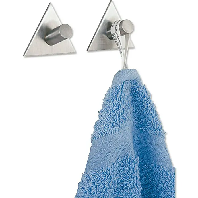 Wenko Klebehaken Triangolo - 2 Stk., Edelstahl - Zwei dreieckige Haken aus Edelstahl, einer mit einem blauen Handtuch daran. Stilvolle und funktionale Badaccessoires.
