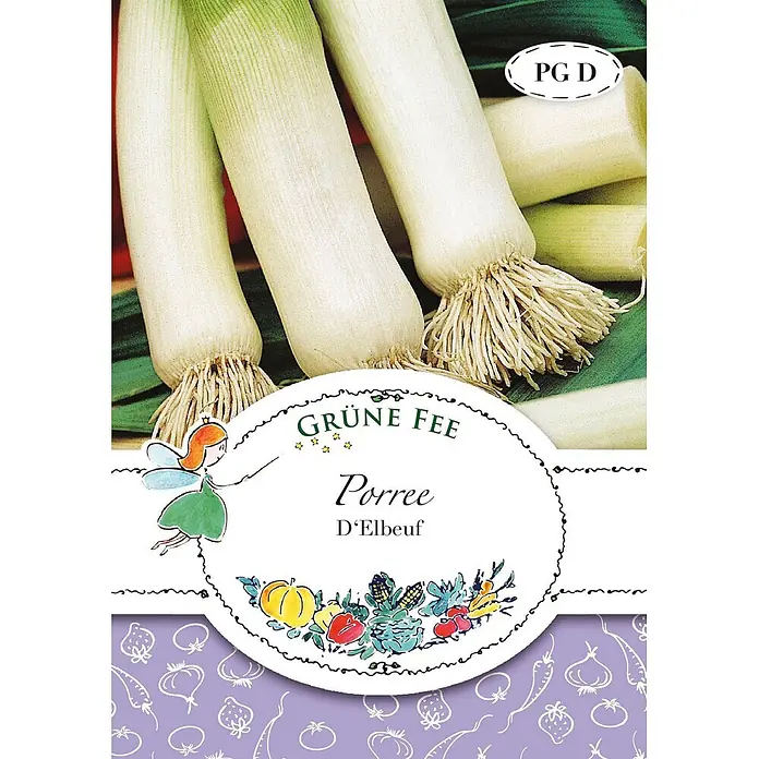 Grüne Fee Gemüsesamen Porree - Allium porrum, Erntezeit: September - Frische Porreestangen mit weißen Schäften, grünen Spitzen und Wurzeln. Überlagert ist ein Samenetikett für 'Grüne Fee Porree D'Elbeuf' mit Feenillustration.