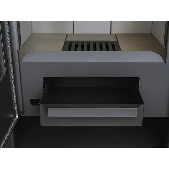 Estufa de leña con horno Moon - 9,7 kW - 12,44 kW, Volumen de calefacción: 240 m³, Negro - Cenicero de metal gris oscuro, parcialmente extraído de una chimenea, mostrando la rejilla y ladrillos refractarios.
