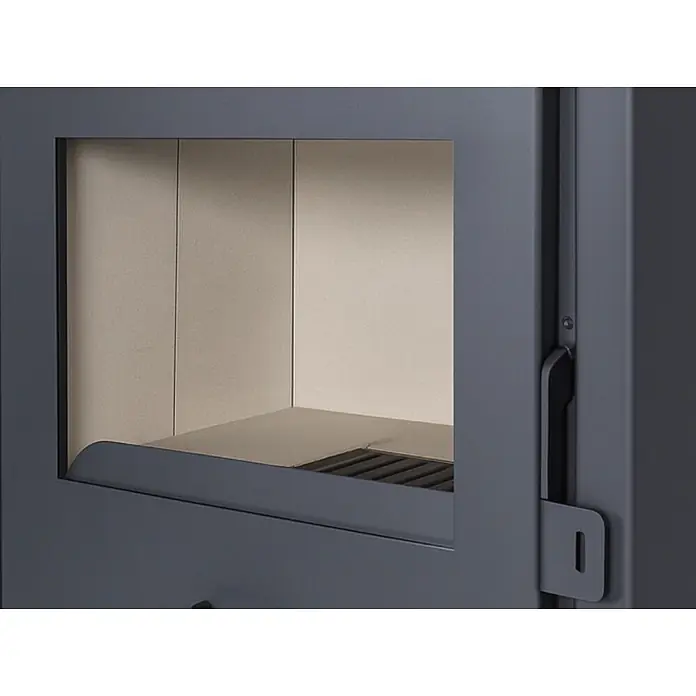 Estufa de leña con horno Moon - 9,7 kW - 12,44 kW, Volumen de calefacción: 240 m³, Negro - Interior de estufa gris oscuro con paneles refractarios claros, una rejilla negra y manija de la puerta visible.