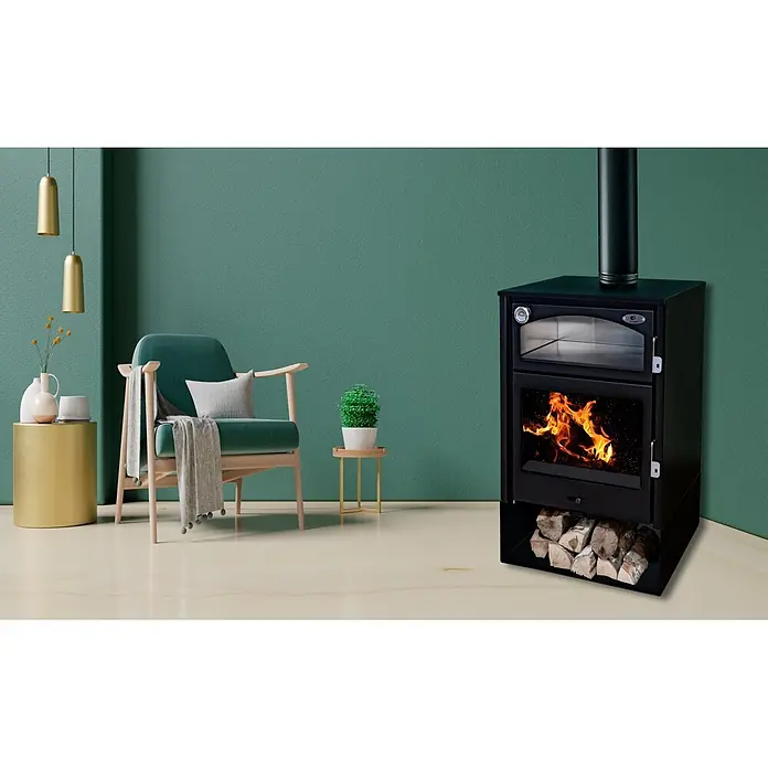 Estufa de leña Aston con horno - 10,2 kW - 13,1 kW, Volumen de calefacción: 225 m³, Negro - Estufa de leña negra con horno y leñera, ardiendo brillantemente.