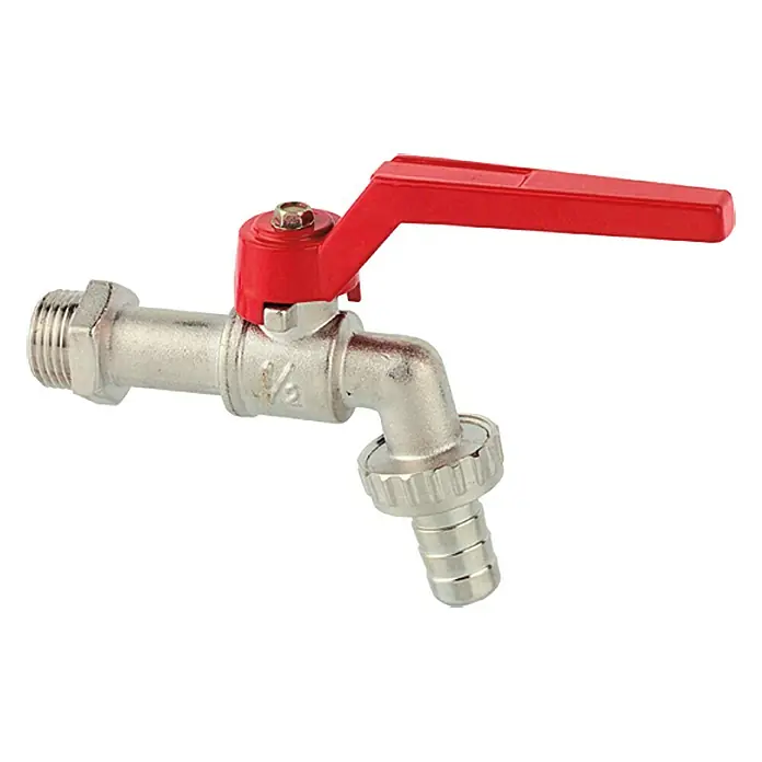Kugelauslaufhahn SVS - ¾″, Chrom matt, Metallgriff - Nahaufnahme eines Außenwasserhahns aus Metall mit rotem Griff, der für den Garten oder den Außenbereich geeignet ist.