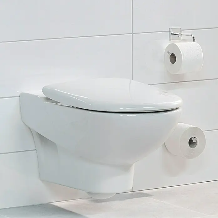 Tesa Ekkro Conjunto de escobilla Ekkro - Tipo de montaje: Pegado, Cromado - Un inodoro blanco moderno suspendido en la pared con dos rollos de papel higiénico en la pared blanca alicatada. Diseño de baño elegante.