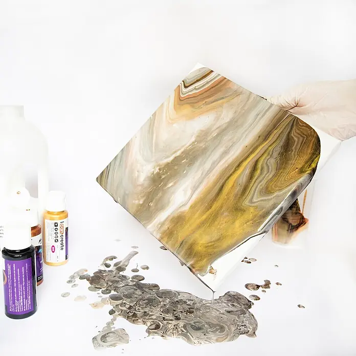 Mont Marte Acrylfarben-Set Premium Celestial - mehrfarbig, 4 Stk. x 60 ml, Flasche - Acrylfarben in Gold, Braun, Grau und Weiß werden auf eine Leinwand gegossen, um ein abstraktes Gemälde zu schaffen.