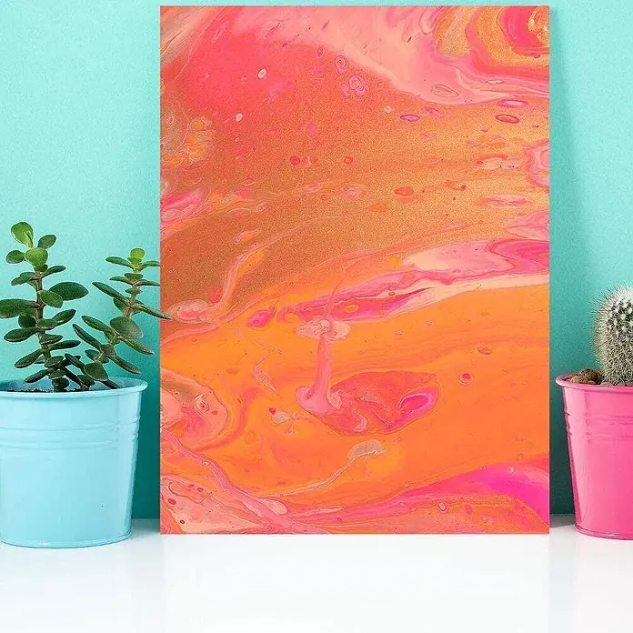 Mont Marte Acrylfarben-Set Premium Coral - mehrfarbig, 4 Stk. x 120 ml, Flasche - Abstraktes Acrylbild mit lebhaften orangefarbenen, rosafarbenen und metallisch goldenen Wirbeln, aufrecht ausgestellt.