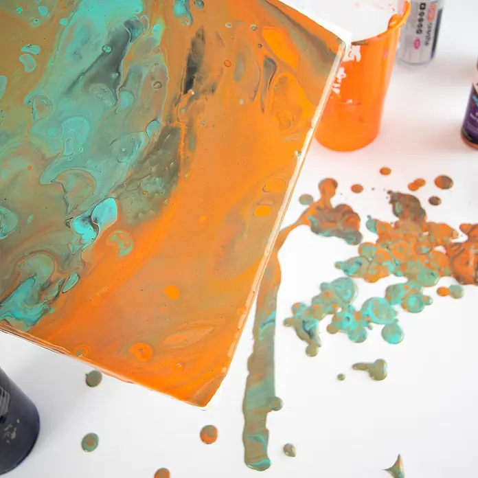 Mont Marte Acrylfarben-Set Premium Galaxy - mehrfarbig, 4 Stk. x 60 ml, Flasche - Fluid-Art-Leinwand mit metallischem Orange und Türkis-Farbe, die fließt und tropft; zeigt den Entstehungsprozess mit verschütteter Farbe.