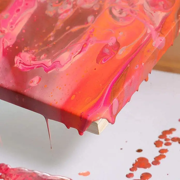 Mont Marte Acrylfarben-Set Premium Coral - mehrfarbig, 4 Stk. x 120 ml, Flasche - Fluid Art Leinwand in leuchtendem Pink, Orange und Rot, Acrylfarbe tropft an den Seiten herunter, ein glänzendes, abstraktes Design zeigend.