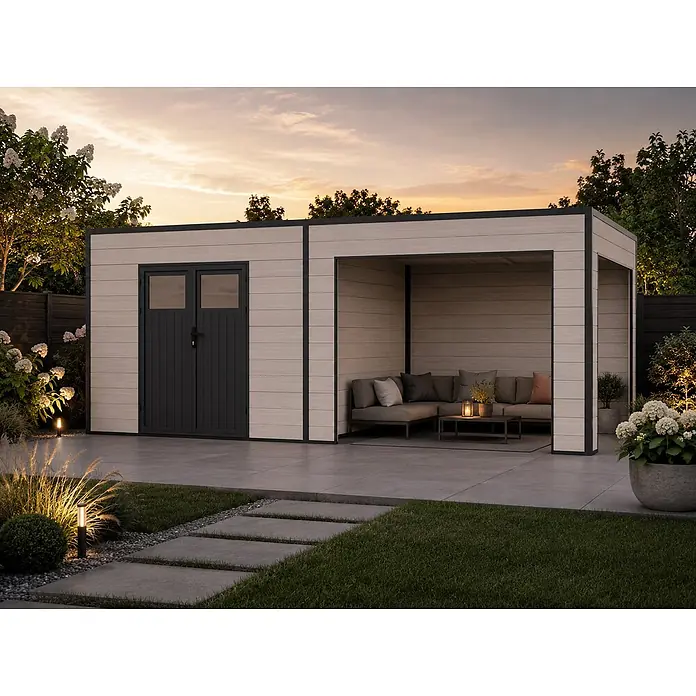 Fjordholz Gartenhaus Cubus Lounge 16,25 m² - Außenmaß inkl. Dachüberstand (B x T): 570 x 285 cm, Aluminium, Schwarz / Grau - Modernes Gartenhaus mit dunklen Doppeltüren und integrierter offener Pergola mit hellen Holzpaneelen, im Garten bei Dämmerung.