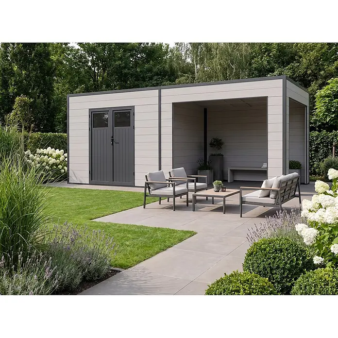 Fjordholz Gartenhaus Cubus Lounge 16,25 m² - Außenmaß inkl. Dachüberstand (B x T): 570 x 285 cm, Aluminium, Schwarz / Grau - Moderner Gartenpavillon und überdachter Loungebereich in Hellgrau mit dunkelgrauen Rahmen, auf einer Terrasse im Garten.