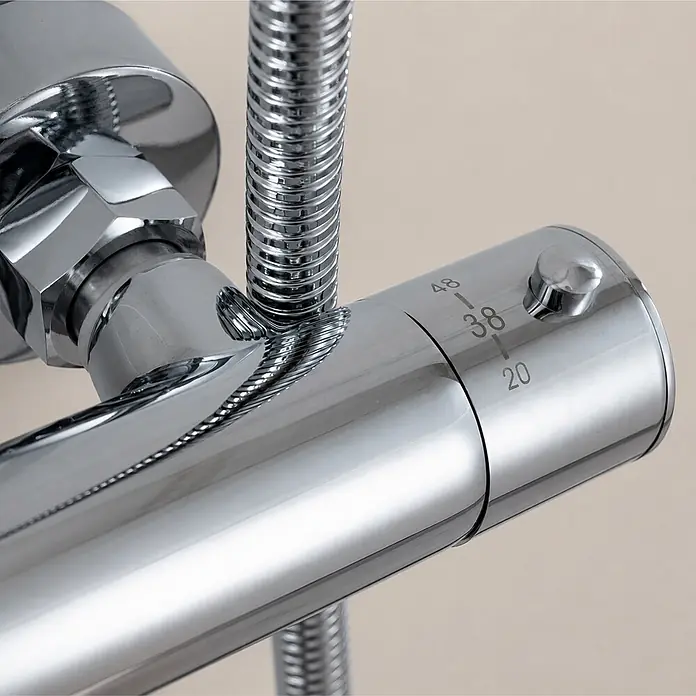 LOMAZOO Thermostat-Duschsystem Ariel mit Regendusche Edelstahl Chrom -  - Nahaufnahme einer verchromten Thermostat-Brausearmatur mit Temperaturanzeige (20, 38, 48) und Sicherheitsknopf.