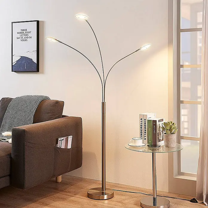 Lindby Stehleuchte Anea - alu / grau / zink, alu / grau / zink - Stehlampe aus gebürstetem Metall mit drei verstellbaren, scheibenförmigen LED-Leuchten, die ein modernes Wohnzimmer beleuchten.