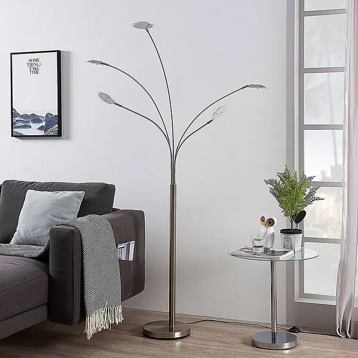 Lindby LED Stehlampe Wohnzimmer in nickel matt, weiß, Stehleuchte -  - Stehleuchte aus gebürstetem Metall mit fünf verstellbaren Köpfen, beleuchtet einen modernen Wohnbereich neben einem grauen Sofa.