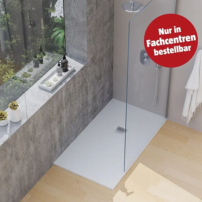 Camargue Duschwanne Brooklyn - L x B: 120 x 90 cm, Mineralguss, Weiß - Hellgraue rechteckige Duschwanne mit Metallablauf in einem modernen Bad mit Glasabtrennung und Betonwänden.