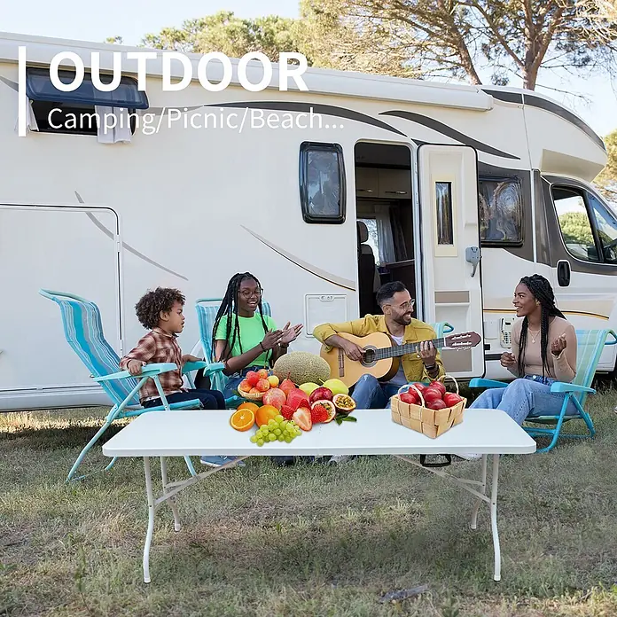 SONNENH Campingtisch - L x B x H: 180,34 x 73,66 x 73,66 cm, Eisen, Kunststoff, Weiß, Klappbar - Weißer Klapptisch, von einer Familie beim Outdoor-Picknick neben einem Wohnmobil mit Obst beladen.
