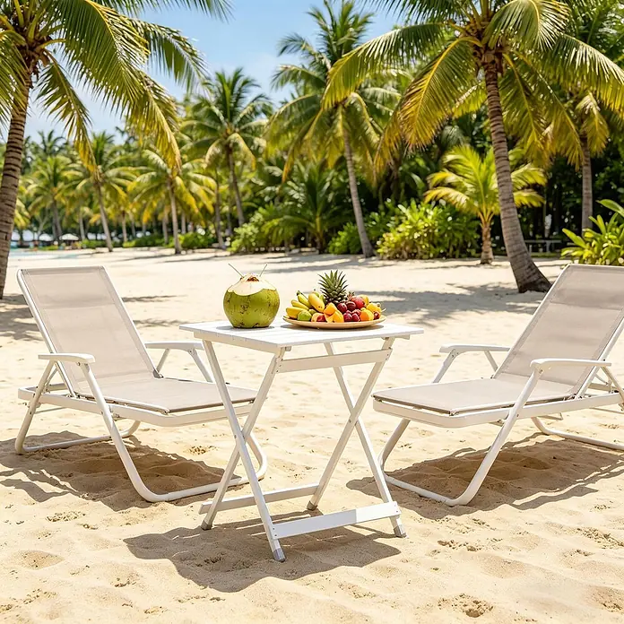 SONNENH Balkontisch klappbar 50,5 x 46,5 x 60 cm Silber aus Aluminium -  - Zwei beige-weiße Strandstühle und ein weißer Klapptisch am Sandstrand mit Kokosnussgetränk und Obst.