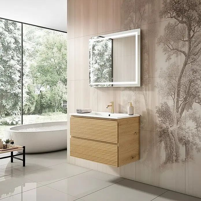 Conjunto de mueble de baño Naomi -  - Mueble de baño de madera clara con lavabo blanco, grifo dorado y espejo iluminado en un baño moderno.