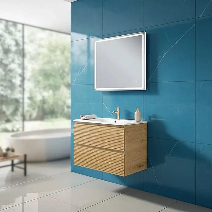 Conjunto de mueble de baño Naomi -  - Mueble de baño de madera con lavabo blanco, grifo dorado y espejo iluminado en una pared de azulejos azules.