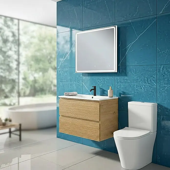 Conjunto de mueble de baño Naomi con pack wc Viena -  - Baño moderno: Mueble suspendido de madera clara con lavabo blanco, grifo negro, espejo iluminado y inodoro blanco.