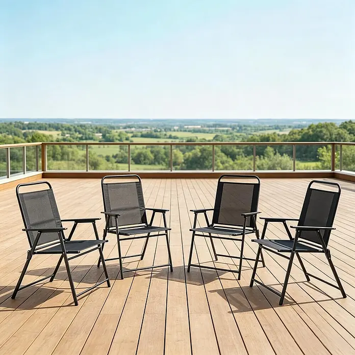 SONNENH Garten-Klappstühle, 4er-Set, mit Armlehnen, Schwarz -  - Vier schwarze Klappstühle aus Netzgewebe mit Metallrahmen, auf einer Holzterrasse für entspannte Stunden im Freien.