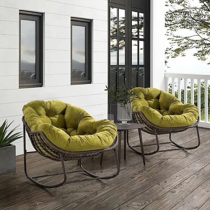 SONNENH Garten-Loungesessel - 20 Stk., Stahl, Rückenlehne verstellbar, Olivgrün, B x T x H: 78 x 106 x 90 cm - Zwei Outdoor-Stühle mit grünen Kissen und einem kleinen runden Tisch auf einer Holzterrasse.