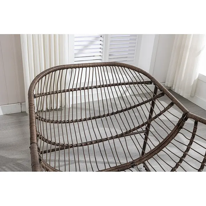 SONNENH Garten-Loungesessel - 10 Stk., Stahl, Weiß, B x T x H: 78 x 106 x 90 cm - Nahaufnahme eines braunen Korbsessels mit Metallrahmen, vor einem Fenster mit weißen Vorhängen.